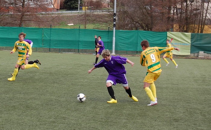 Jan Pechr zastavuje útočníka Sokolova, přihlíží David Bukáček