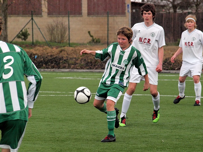 Dvojice stoperů Karel Charvát a Petr Kalaš přihlíží, co vymyslí meteorský útočník