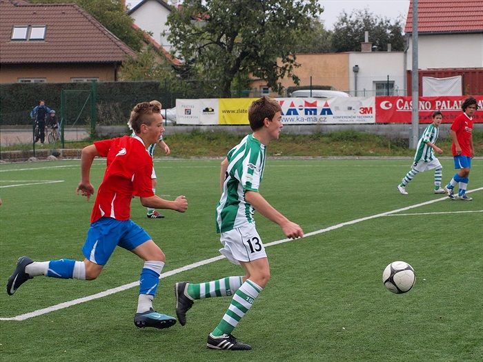 F. Houštecký se rozhlíží komu přihrát