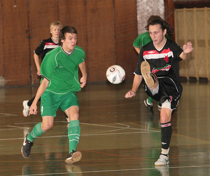 Kapitán Hovorka napadá rozehrávku soupeře