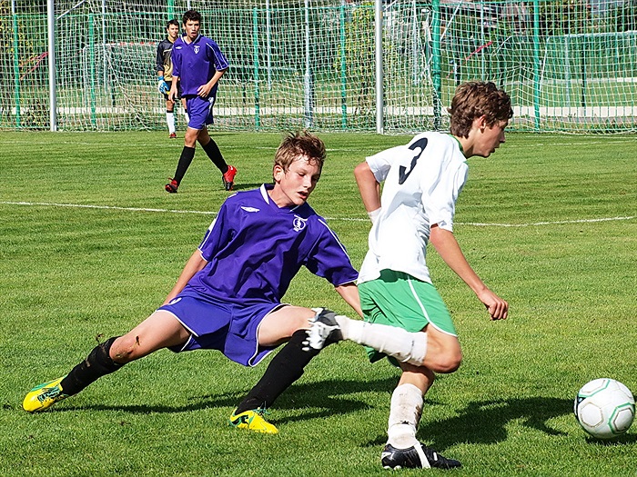 Jakub Grohmann je právě obcházen protivníkem