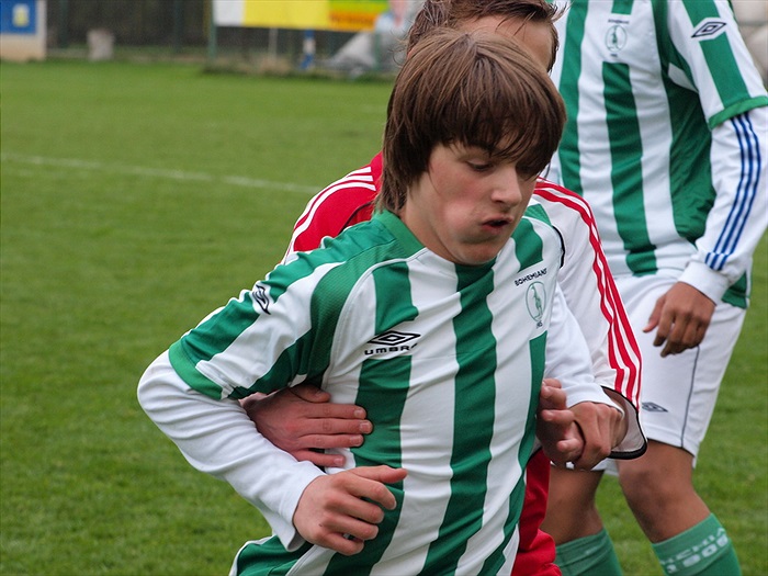 Přátelské objetí Romana Artemuka s obráncem