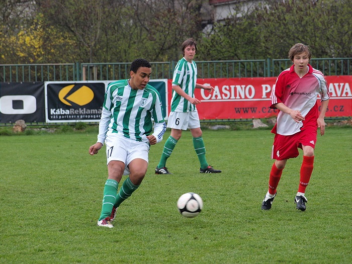 Christ Nwogu chystá kličku, David Hanek sleduje jeho počínání