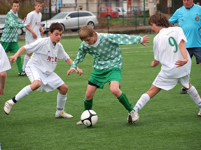 Útočník hosti se snaží přejít přes dvojblok Hromas - Káš (9)