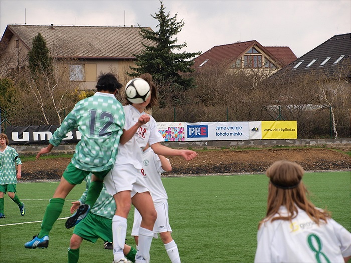 Kuba Káš v hlavičkovém souboji, kterému přihlíží Adam Petřík (8)