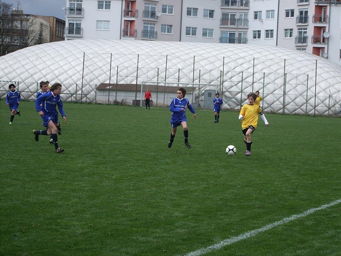 Mára bojuje proti přesile na kraji hřiště