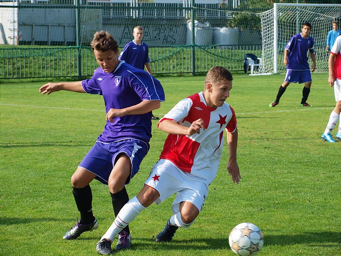 Dominik Kostka atakuje slávistického hráče