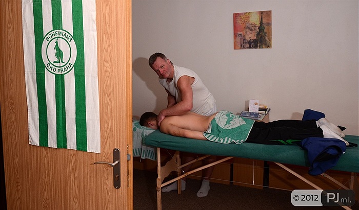 Hráči v rukou maséra Radka Lukeše na soustředění v Tachově