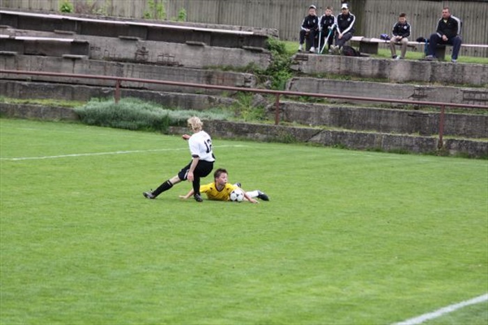 Vítek zkouší na trávníku plavat