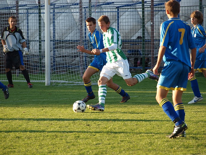 Dan Bláha se snaží ohrozit branku chrudimských hostů