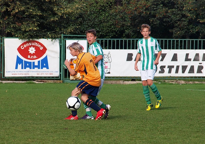 Dominik Kostka při pokusu obrat o míč boleslavského hráče. Přihlíží Jakub Grohmann