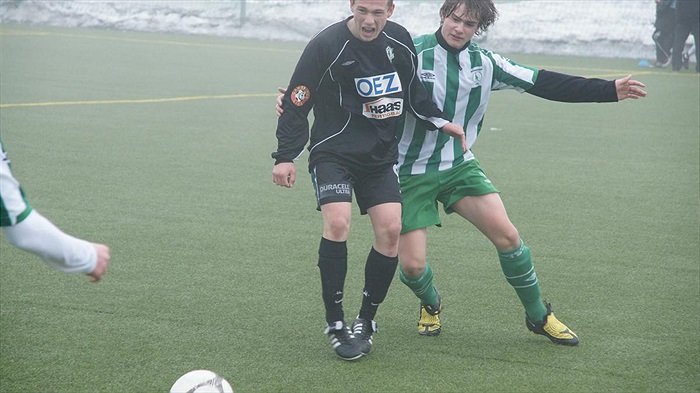 Vladislav Turea bojuje o míč