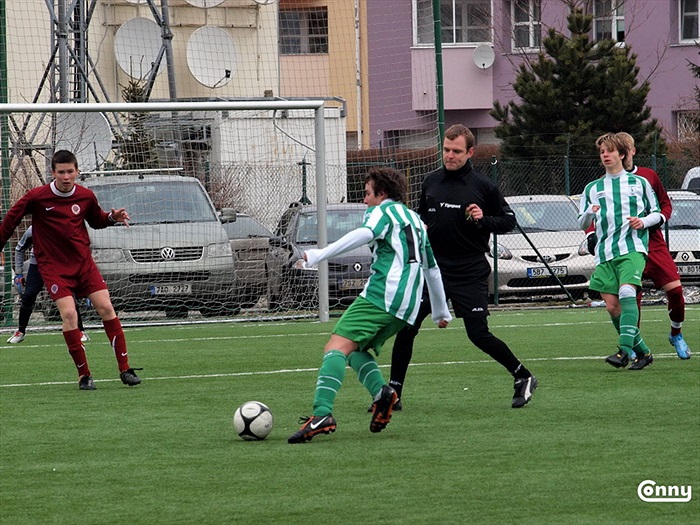 Pavel Habrun vede míč, Tomáš Veselý kontroluje situaci