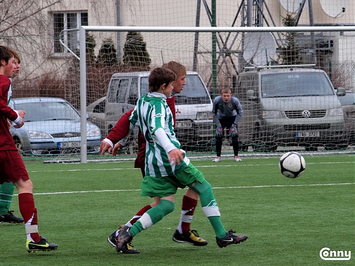 Martin Hnilička v souboji o odražený míč