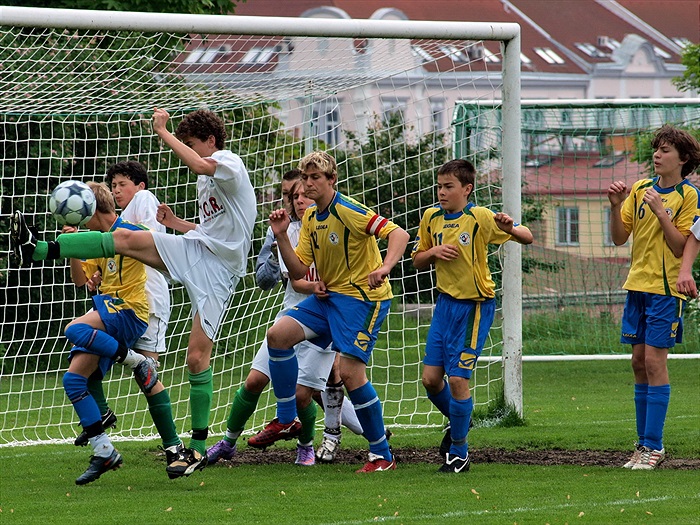 Nebezpečí zažehnává Jan Hořák za asistence A. Onderky a J. Habětína