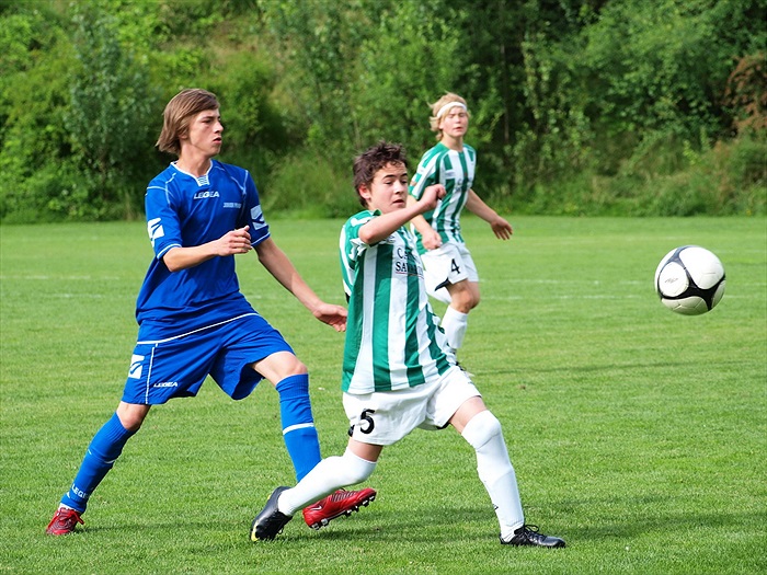 Míč zpracovává Tomáš Přibyl