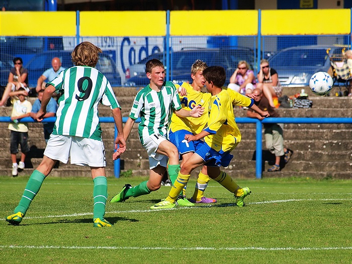 Filip Houštecký se snaží proniknout přes 2 teplické hráče. Přihlíží J. Grohmann (9).