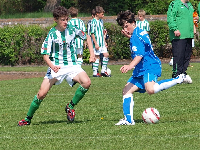 Jan Hořák se chystá "uzmout" míč soupeři