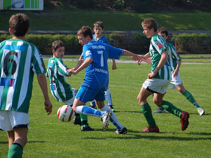 Osamocený hráč s číslem 7 se snaží projít mezi našimi čtyřmi hráči: Přibylem, Smíškem, Fialou (6) a vzadu Hromasem. Nepovedlo se...