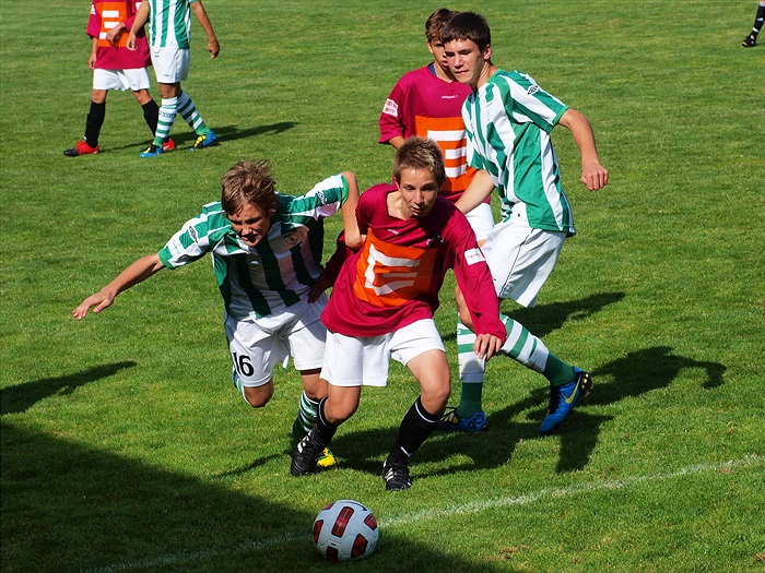 BOH - BUD 3:1   Bojovník J. Grohmann se snaží získat míč za asistence K. Charváta