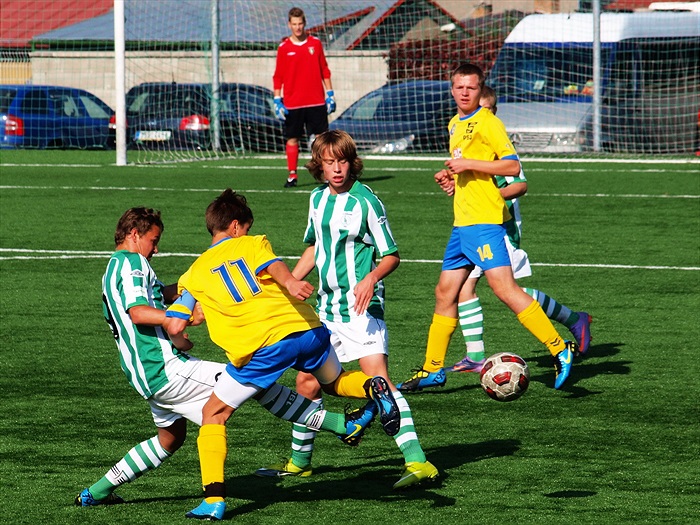 BOH - JIH 0:0    D. Kostka vypichuje míč jihlavskému hráči