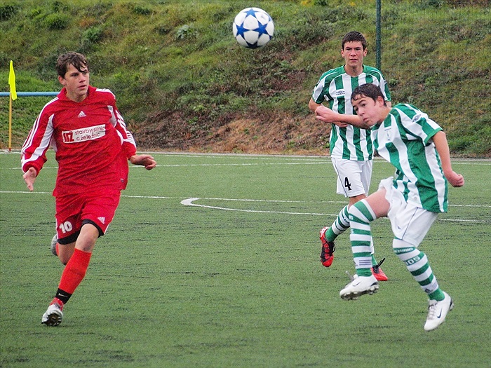 Tomáš Přibyl hlavičkuje, Karel Charvát ho jistí