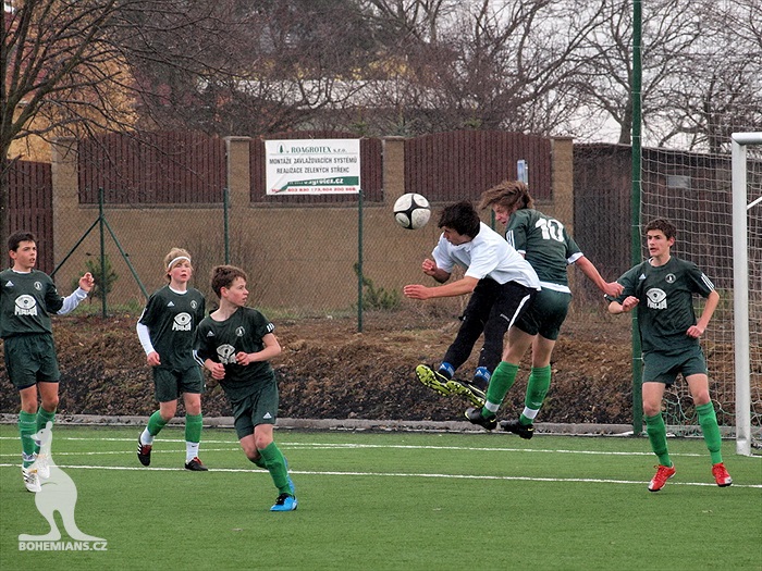 Střelec 4 gólů Jakub Habětín (10) v hlavičkovém souboji