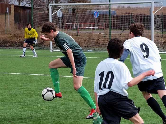 Jan Hořák obchází Kašubjaka (9) a Škodu (10)
