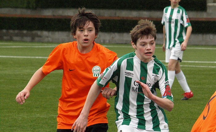 Za míčem spurtuje Martin Švestka