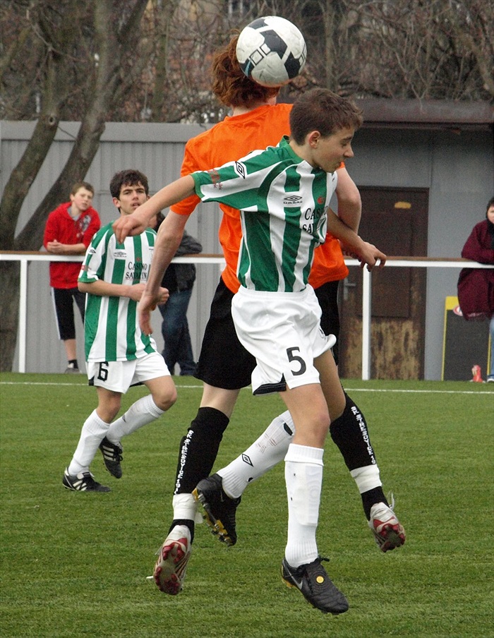 Jan Šetina v hlavičkovém souboji, příhlíží Dominik Fiala