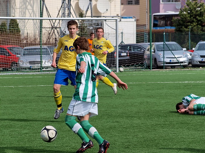 Příprava k rozletu, křídla roztažena a Martin Hnilička letí kupředu