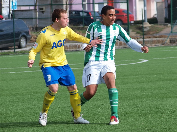 Snaha přetalčit obránce v podání Christa Nwoga