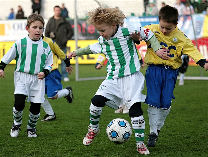 Krytí míče a souboj tělo na tělo v podání těch nejmenších