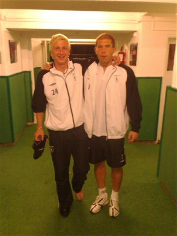 Zraněný Michal Pávek odchází ze stadionu.