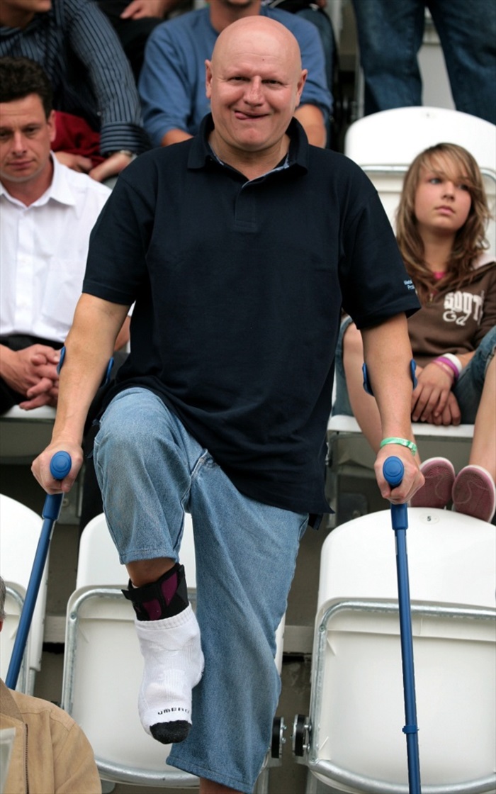 Vláďa Hric se sádrou na tribuně.