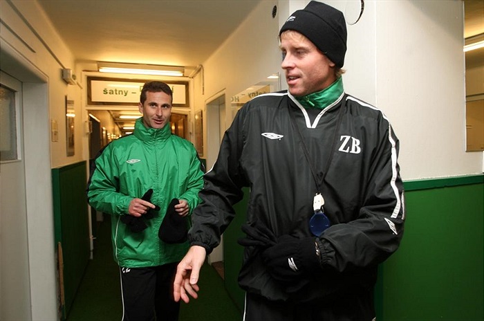 Michal Zach jde ve společnosti Zbyňka Busty na první trénink.