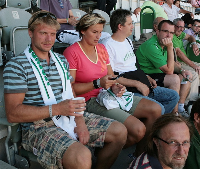 Na utkání Bohemky se přišla podívat i olympijská vítězka v hodu oštěpem Bára Špotáková s přítelem.