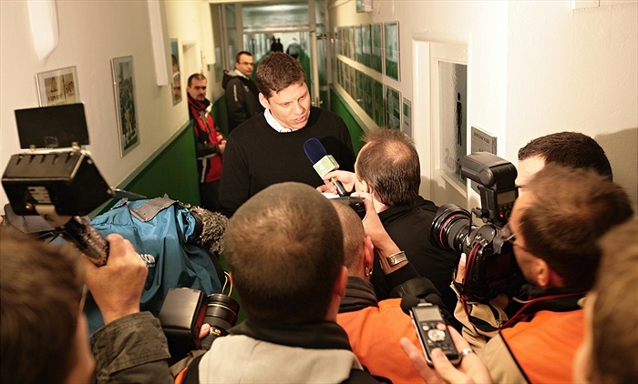 Ředitel Lukáš Přibyl vysvětluje médiím nastalou situaci