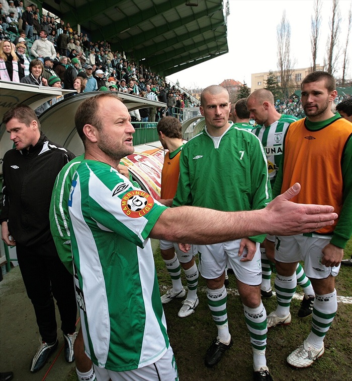 Pavel Hoftych udílí pokyny před tréninkovým zápasem