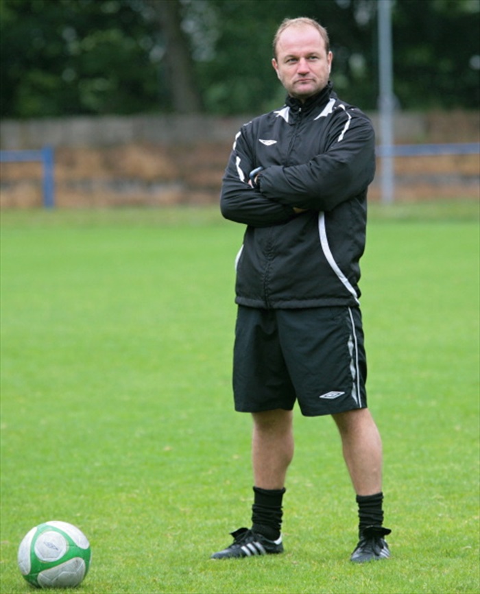 Pavel Hoftych dohlíží na své ovečky.