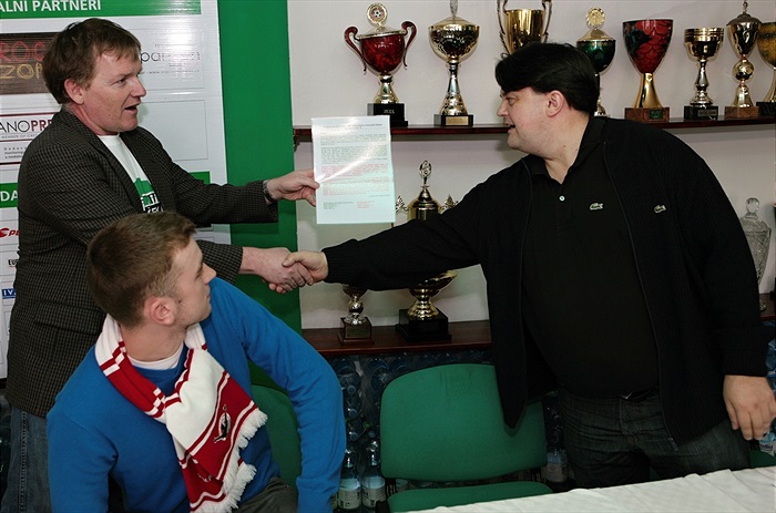 Milan Šimáček z DFB předává dopis fanoušků místostarostovi Zoufalíkovi.