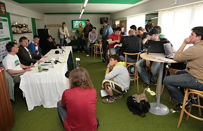 Tisková konference za hojné účasti novinářů.