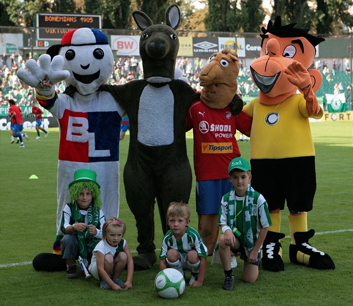 Nedělní zápas byl i slušnou přehlídkou maskotů.