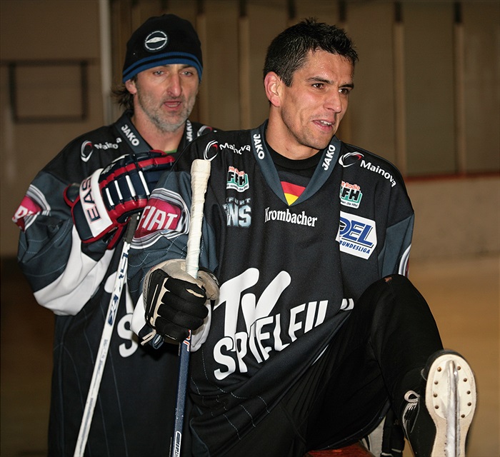 Pavel Lukáš s Pavlem Medynským při hokejovém klání.