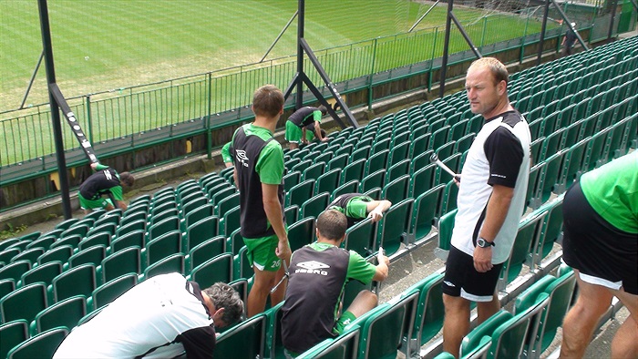 Trenér dohlíží na pracovní morálku.