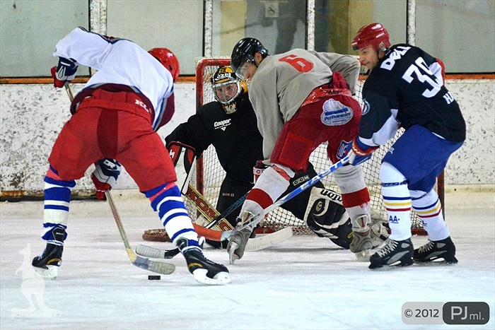 Hokejovou odvětu vyhráli mladí 9:6 - 2012