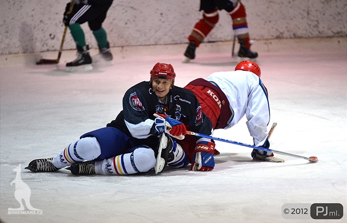 Hokejovou odvětu vyhráli mladí 9:6 - 2012