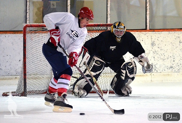 Hokejovou odvětu vyhráli mladí 9:6 - 2012
