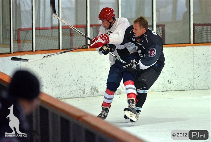 Hokejovou odvětu vyhráli mladí 9:6 - 2012