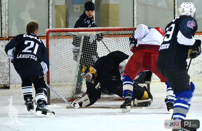 Hokejovou odvětu vyhráli mladí 9:6 - 2012